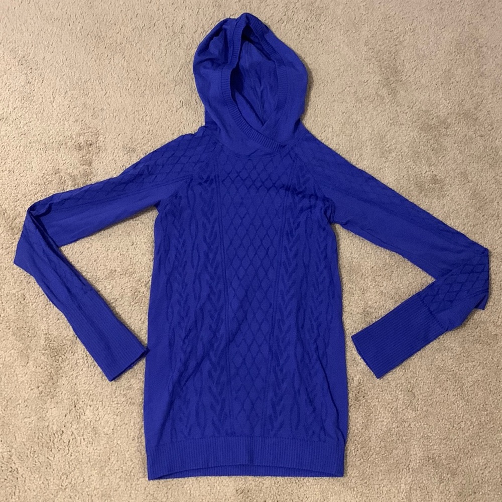 Lululemon hooded fitted pullover top